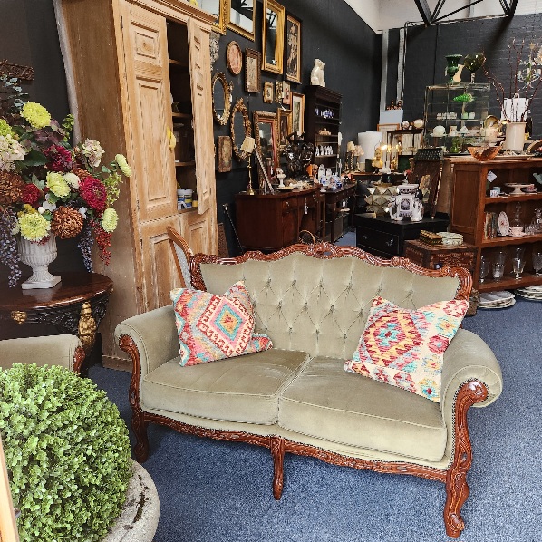 Entrance
                to indoor sales area